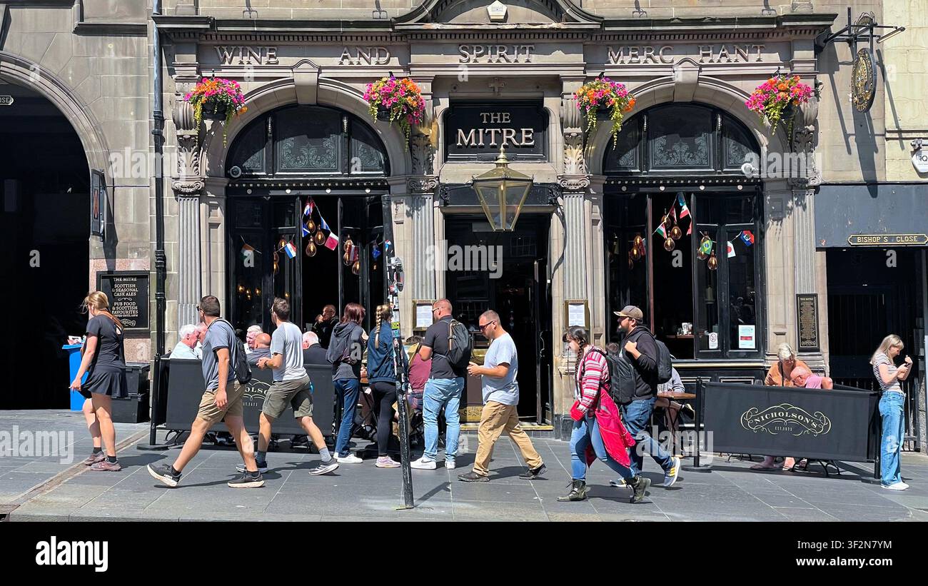 Il bar Mitre su una vivace Royal Mile, Edimburgo, Scozia - Immagine stock catturata con smartphone