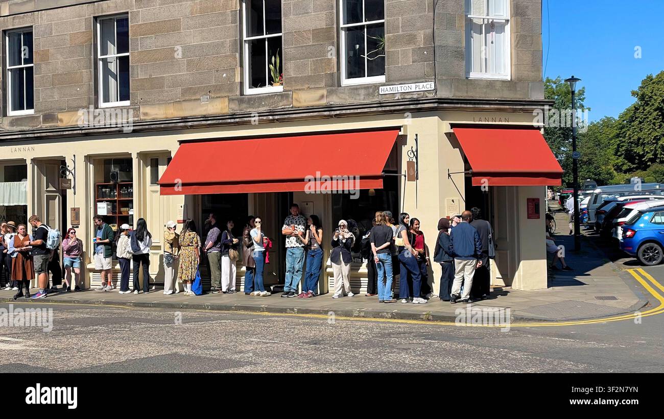 La famosa panetteria e dispensa Lannan vende torte e pasticcini, con una lunga fila di clienti, Hamilton Place Stockbridge, Edimburgo Scozia - Immagine stock catturata con smartphone
