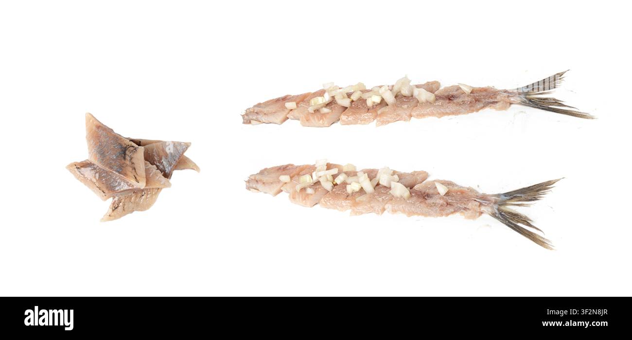 Aringhe olandesi isolate, filetto di pesce salato, maatjes tradizionali, aringhe fresche dell'atlantico con cipolle, matias holenderski, clupea harengus membras Foto Stock