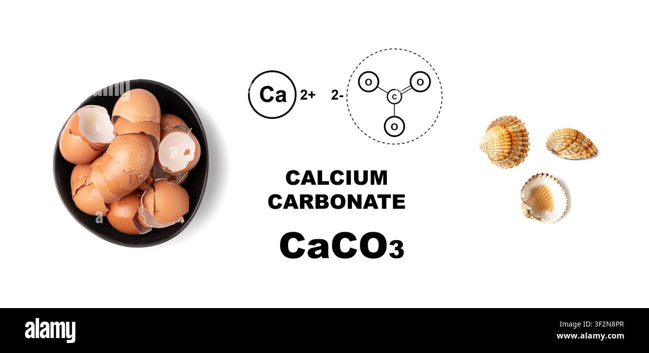 Guscio d'uovo rotto in una ciotola come carbonato di calcio, guscio d'uovo schiacciato, conchiglie, integratore di CaCO3, gusci d'uovo incrinati, ingrediente del compost naturale, uova rotte Foto Stock