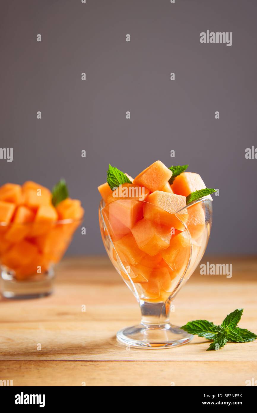 Pezzi di melone appena tagliati in una ciotola di vetro Foto Stock