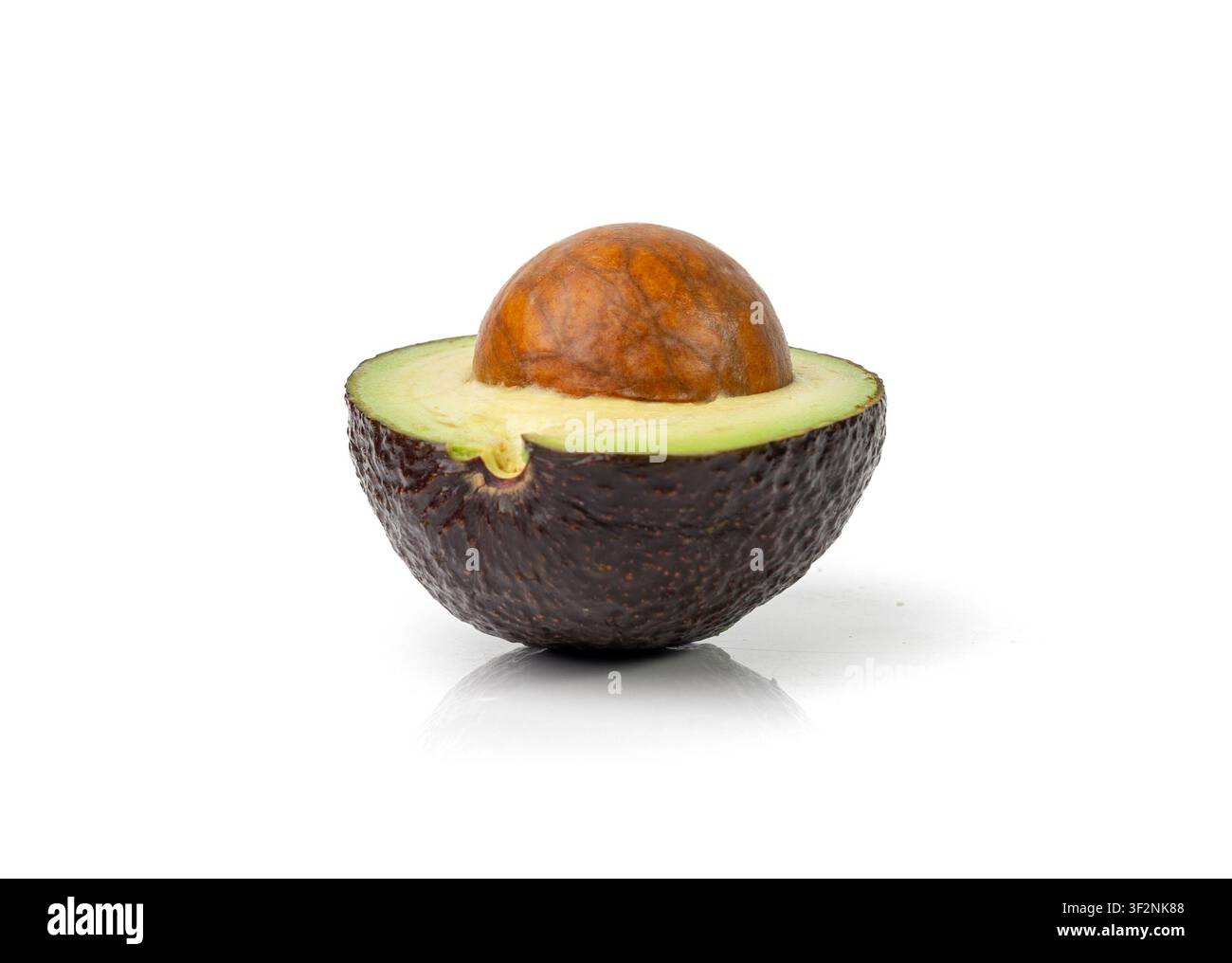 Mezza avocado Hass isolata, set completo Sharwil, avocado marroni tagliati, pera alligatore fresca, ingrediente per guacamole, frutto di avocado Persea americana su bianco Foto Stock
