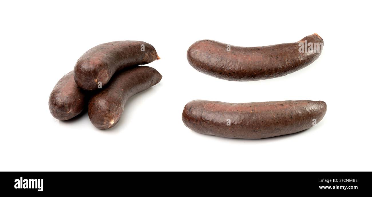Morbido isolato, sanguinaccio kaszanka, terrine di morcilla de Burgos, salsicce brawn fatte di sangue di maiale, frattaglie di maiale, fegato e grano saraceno su panna Foto Stock