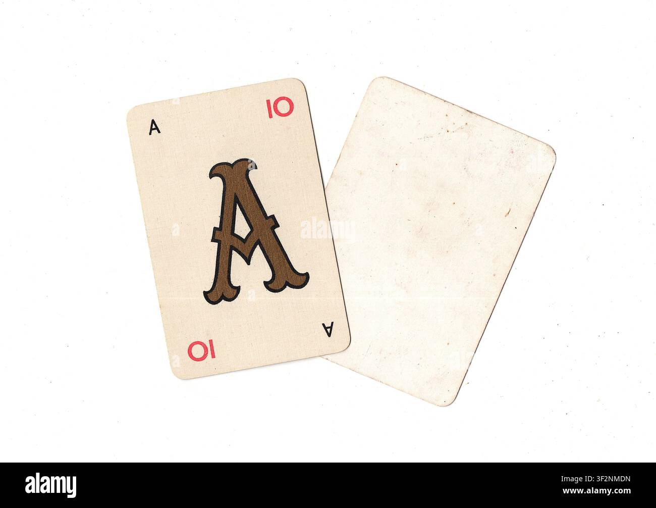 Una carta da gioco alfabeto vintage e una carta vuota con spazio per testo o copia, isolata su sfondo bianco. Foto Stock
