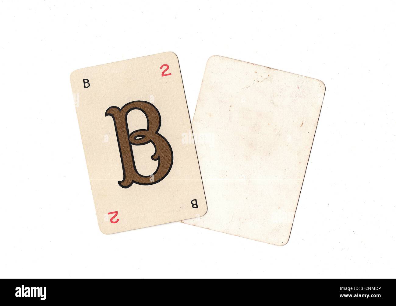 Una carta da gioco alfabeto vintage e una carta vuota con spazio per testo o copia, isolata su sfondo bianco. Foto Stock