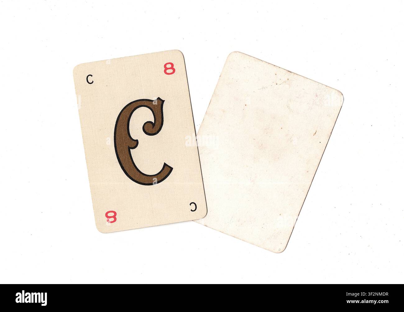 Una carta da gioco alfabeto vintage e una carta vuota con spazio per testo o copia, isolata su sfondo bianco. Foto Stock