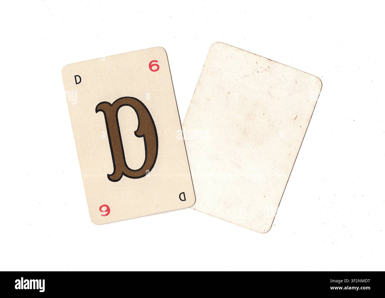 Una carta da gioco alfabeto vintage e una carta vuota con spazio per testo o copia, isolata su sfondo bianco. Foto Stock