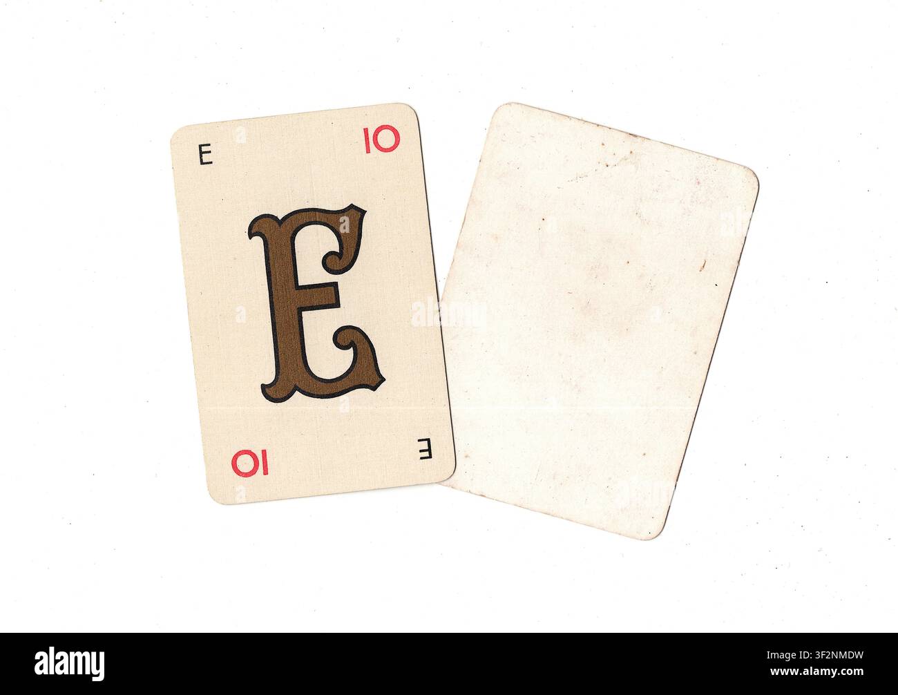 Una carta da gioco alfabeto vintage e una carta vuota con spazio per testo o copia, isolata su sfondo bianco. Foto Stock