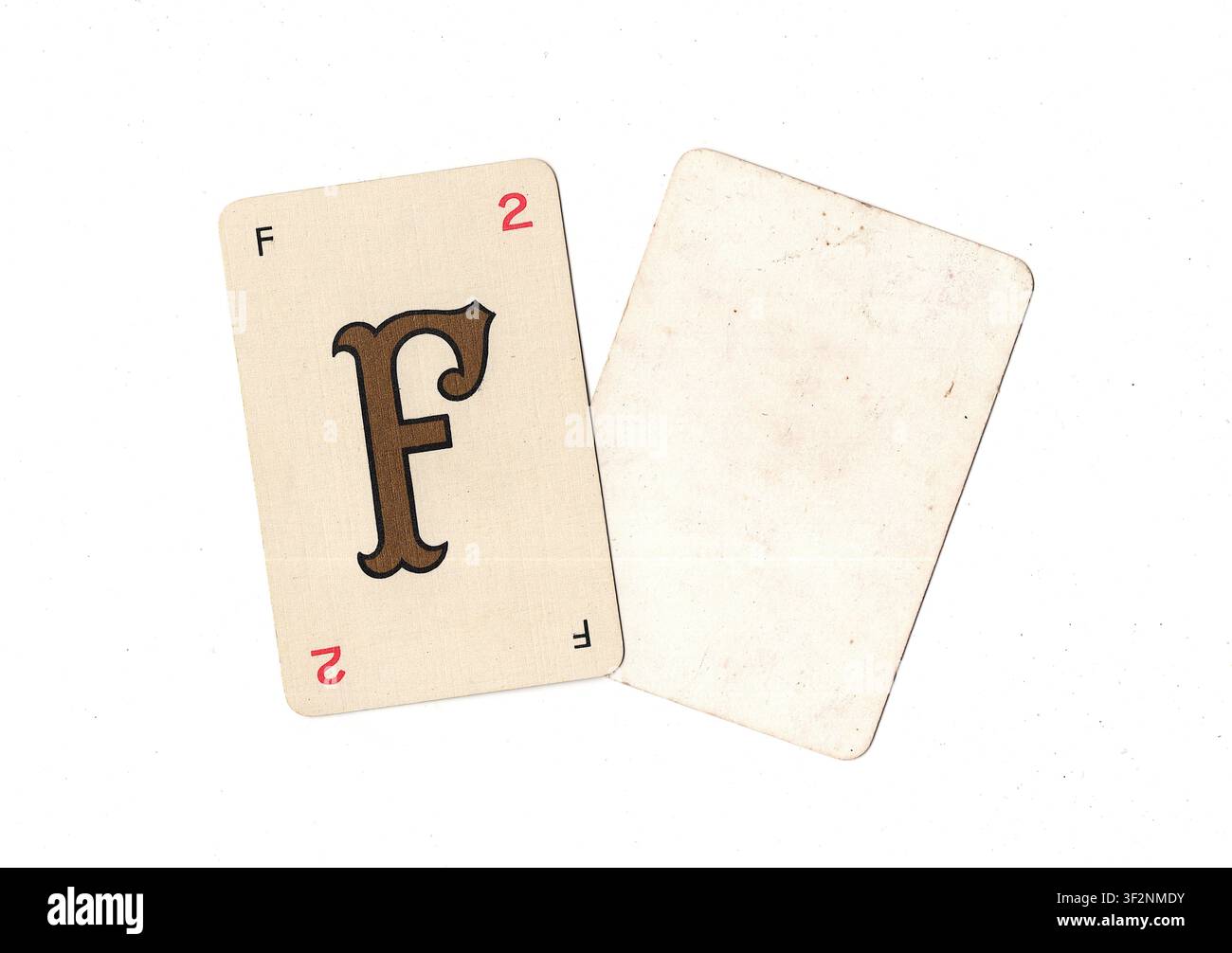 Una carta da gioco alfabeto vintage e una carta vuota con spazio per testo o copia, isolata su sfondo bianco. Foto Stock