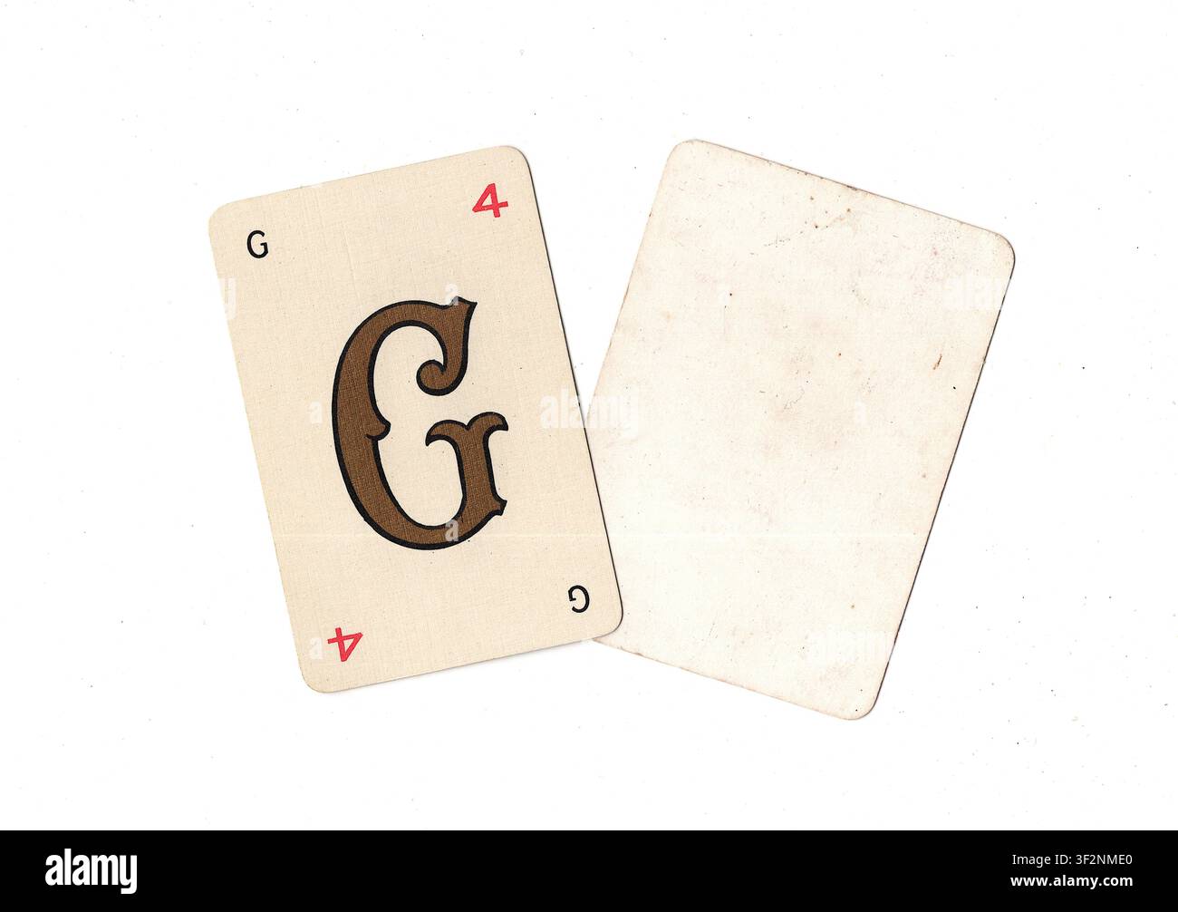 Una carta da gioco alfabeto vintage e una carta vuota con spazio per testo o copia, isolata su sfondo bianco. Foto Stock