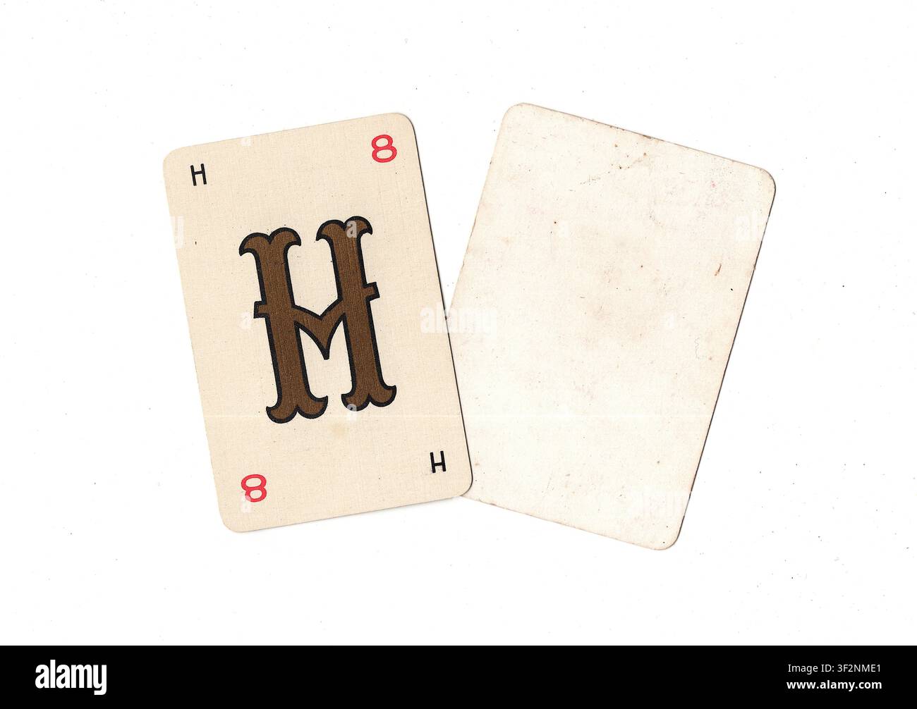 Una carta da gioco alfabeto vintage e una carta vuota con spazio per testo o copia, isolata su sfondo bianco. Foto Stock