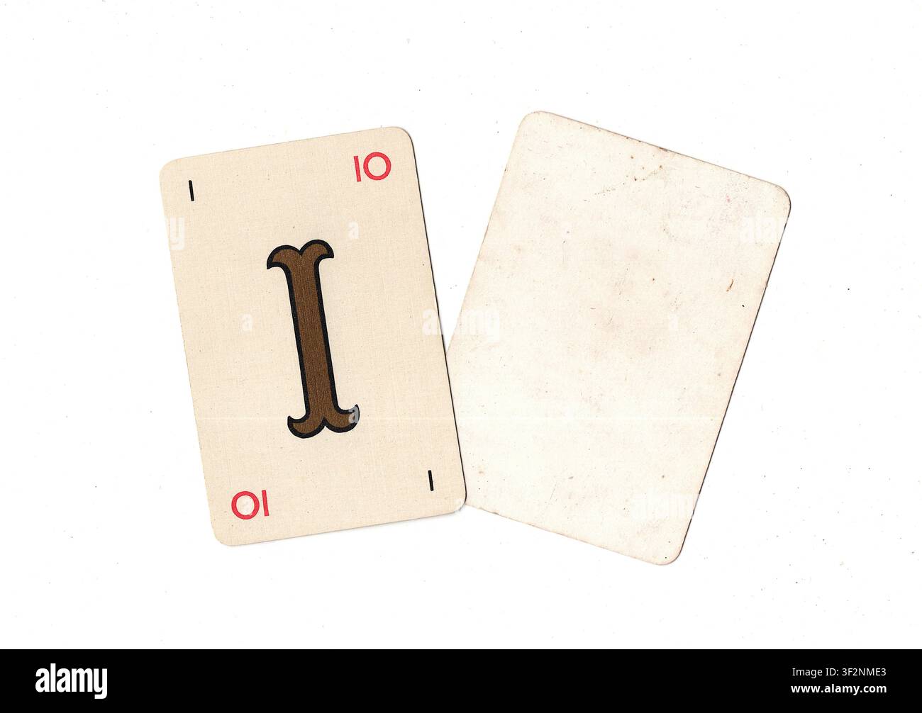 Una carta da gioco alfabeto vintage e una carta vuota con spazio per testo o copia, isolata su sfondo bianco. Foto Stock