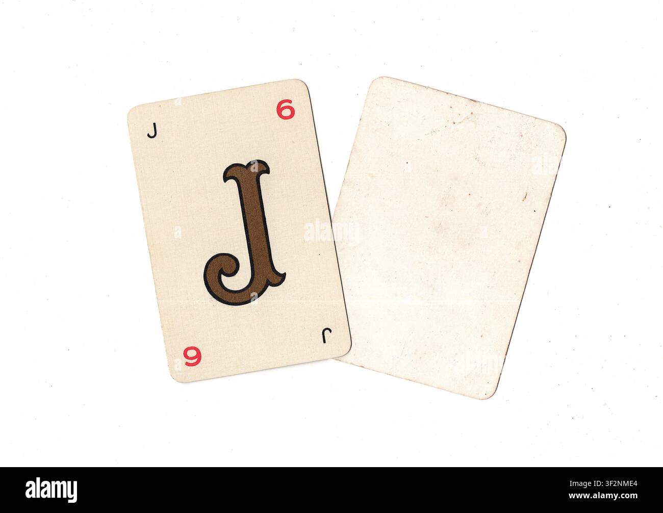 Una carta da gioco alfabeto vintage e una carta vuota con spazio per testo o copia, isolata su sfondo bianco. Foto Stock
