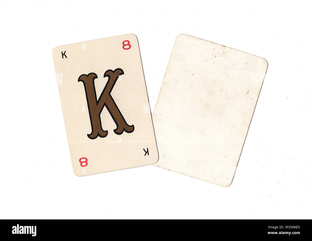 Una carta da gioco alfabeto vintage e una carta vuota con spazio per testo o copia, isolata su sfondo bianco. Foto Stock