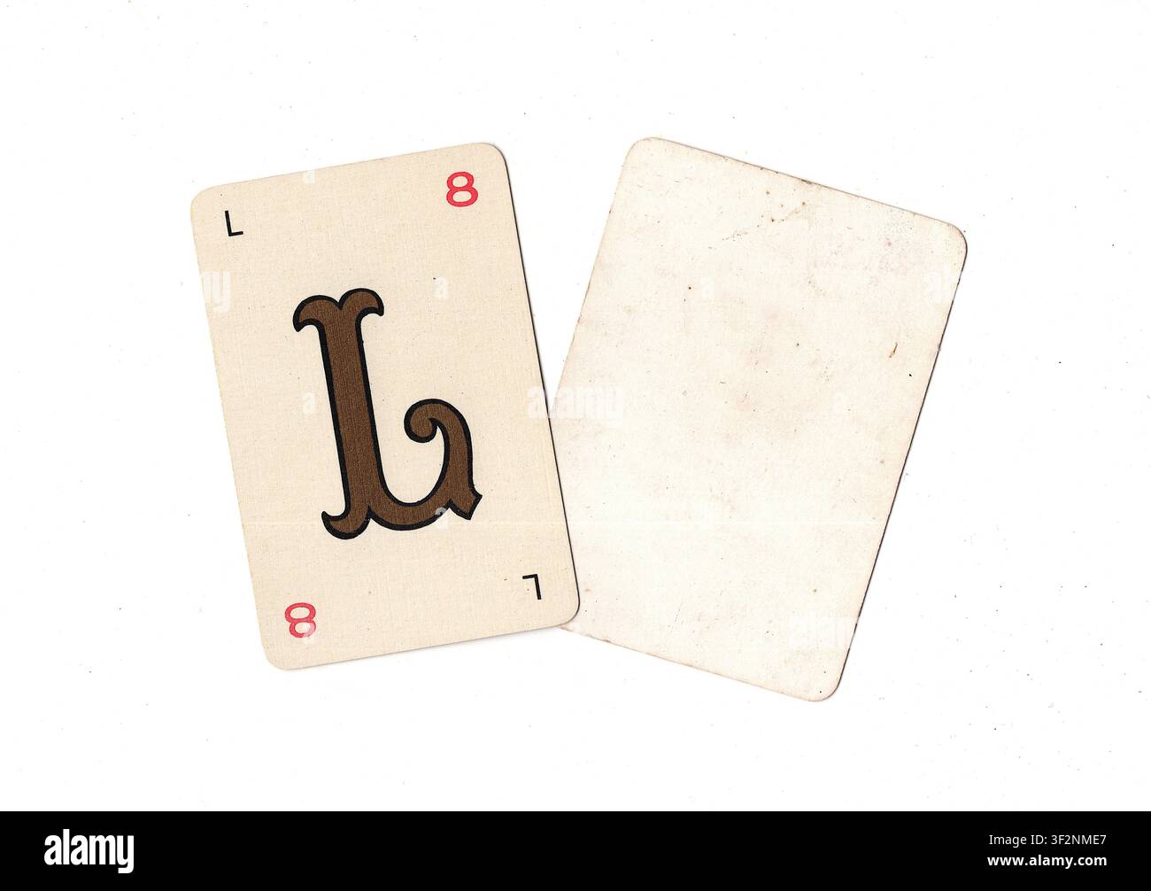 Una carta da gioco alfabeto vintage e una carta vuota con spazio per testo o copia, isolata su sfondo bianco. Foto Stock