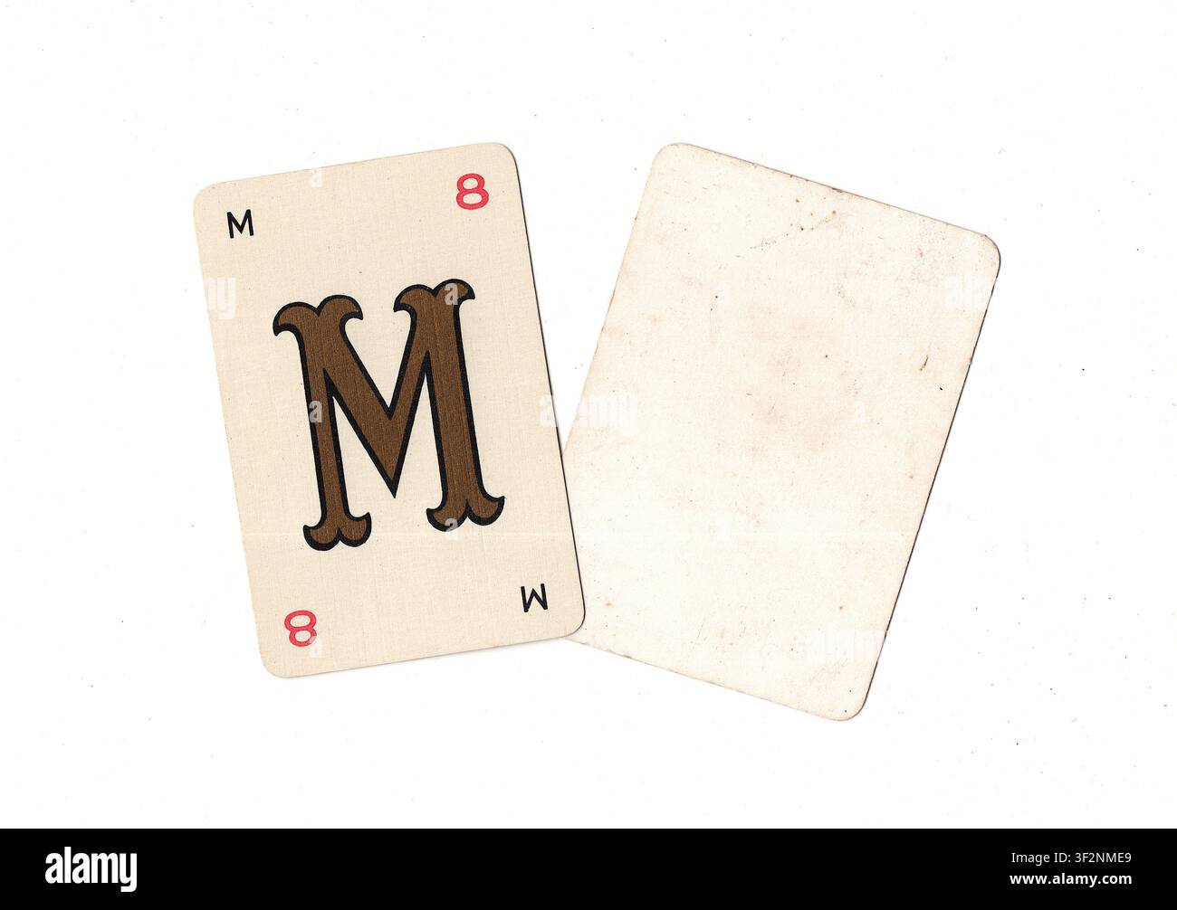 Una carta da gioco alfabeto vintage e una carta vuota con spazio per testo o copia, isolata su sfondo bianco. Foto Stock