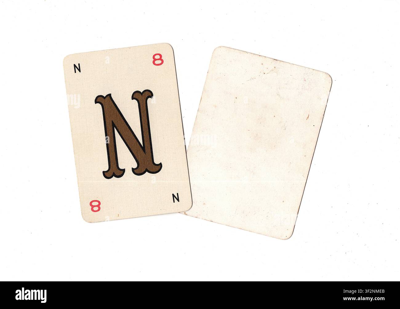 Una carta da gioco alfabeto vintage e una carta vuota con spazio per testo o copia, isolata su sfondo bianco. Foto Stock