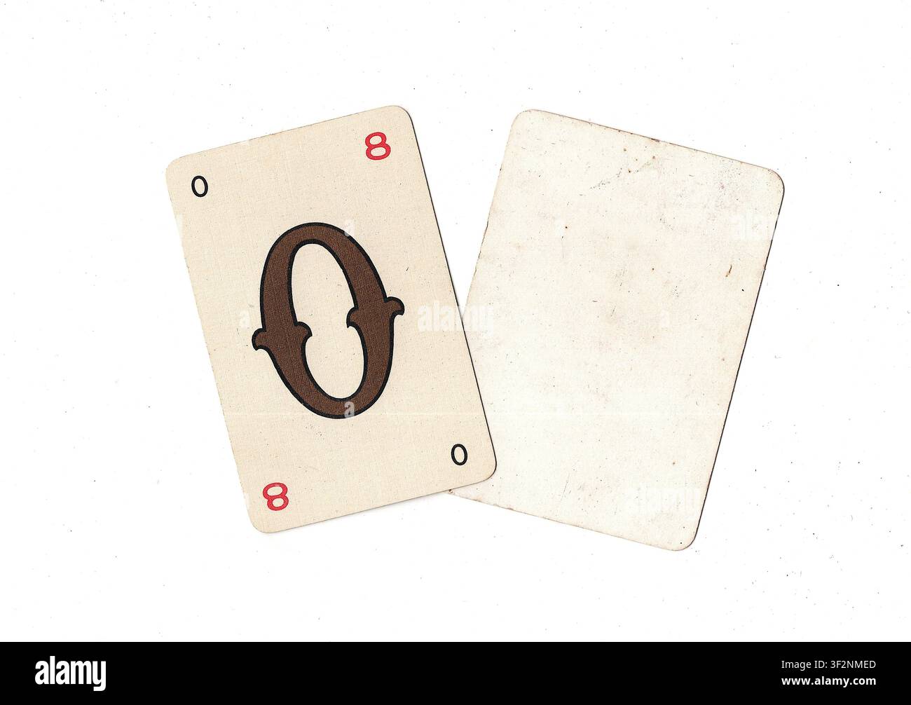 Una carta da gioco alfabeto vintage e una carta vuota con spazio per testo o copia, isolata su sfondo bianco. Foto Stock