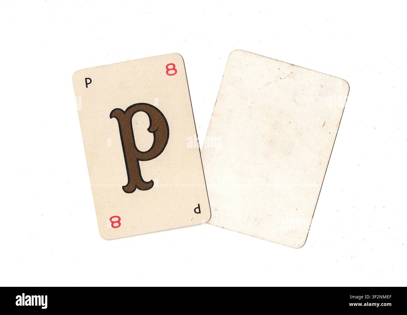 Una carta da gioco alfabeto vintage e una carta vuota con spazio per testo o copia, isolata su sfondo bianco. Foto Stock