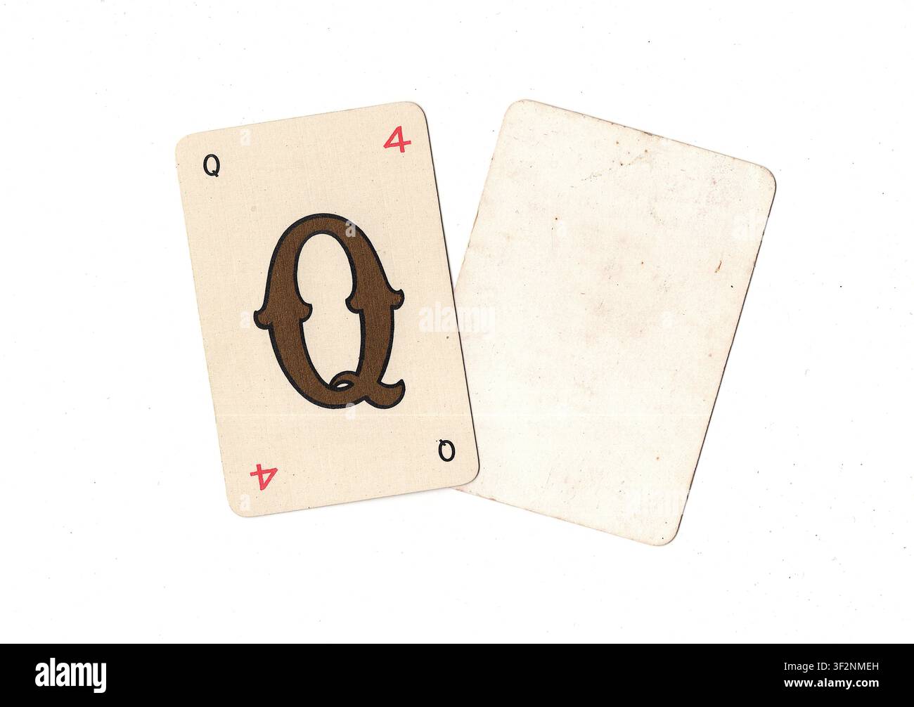 Una carta da gioco alfabeto vintage e una carta vuota con spazio per testo o copia, isolata su sfondo bianco. Foto Stock