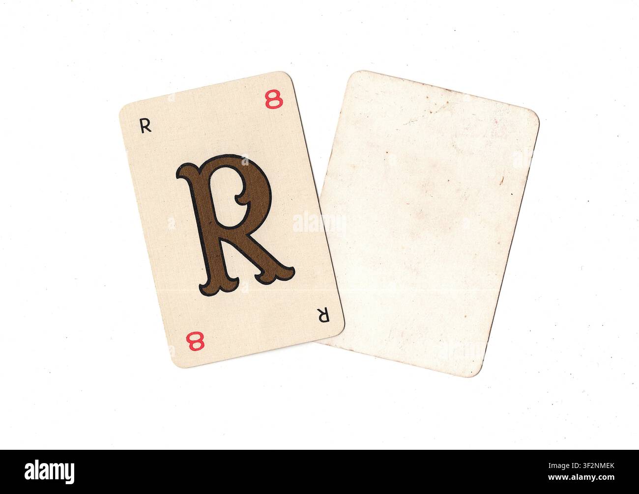 Una carta da gioco alfabeto vintage e una carta vuota con spazio per testo o copia, isolata su sfondo bianco. Foto Stock