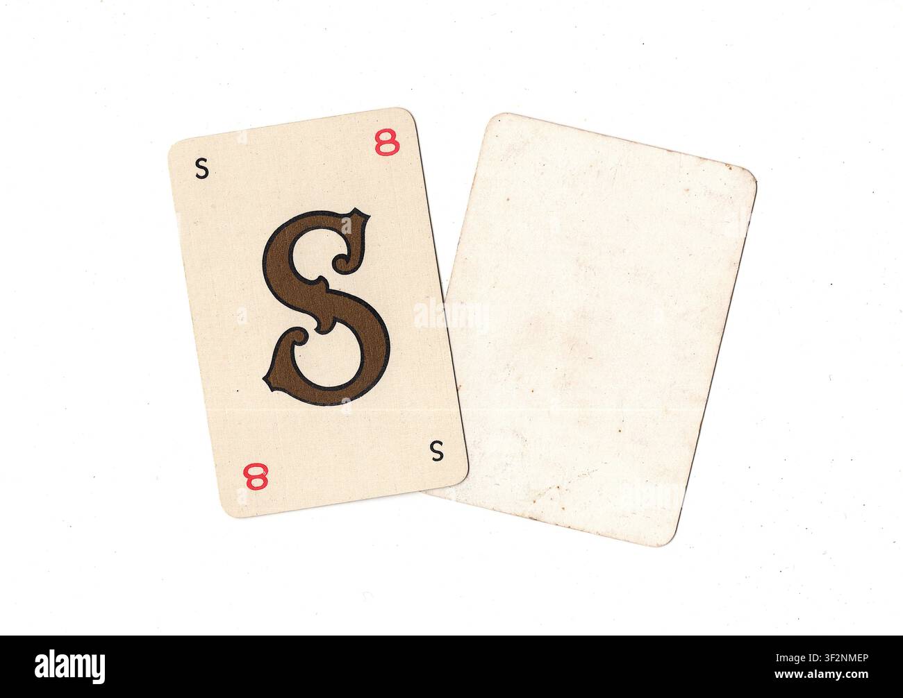 Una carta da gioco alfabeto vintage e una carta vuota con spazio per testo o copia, isolata su sfondo bianco. Foto Stock
