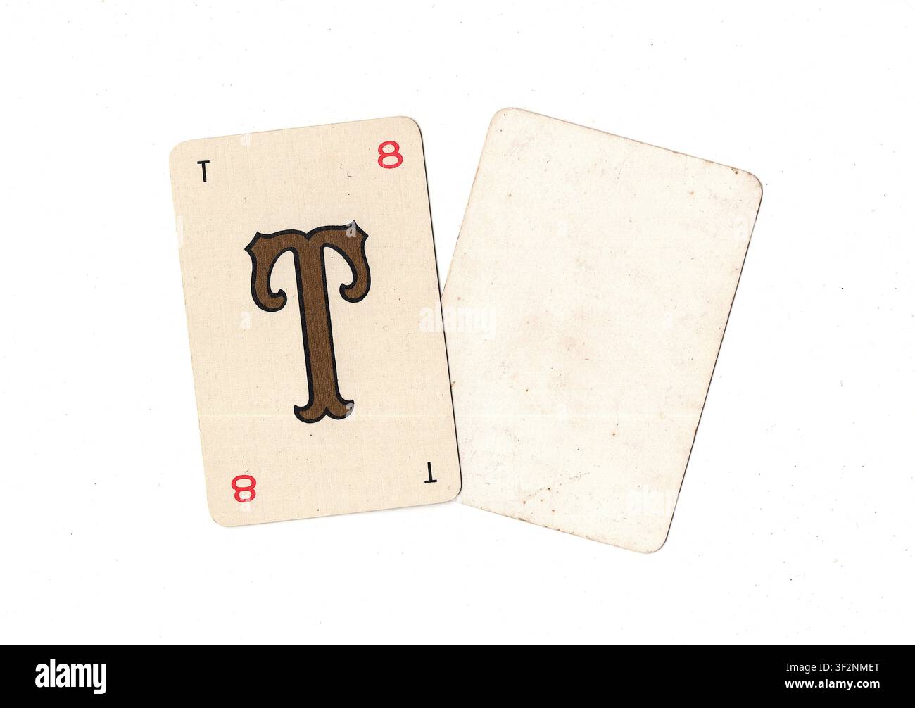 Una carta da gioco alfabeto vintage e una carta vuota con spazio per testo o copia, isolata su sfondo bianco. Foto Stock