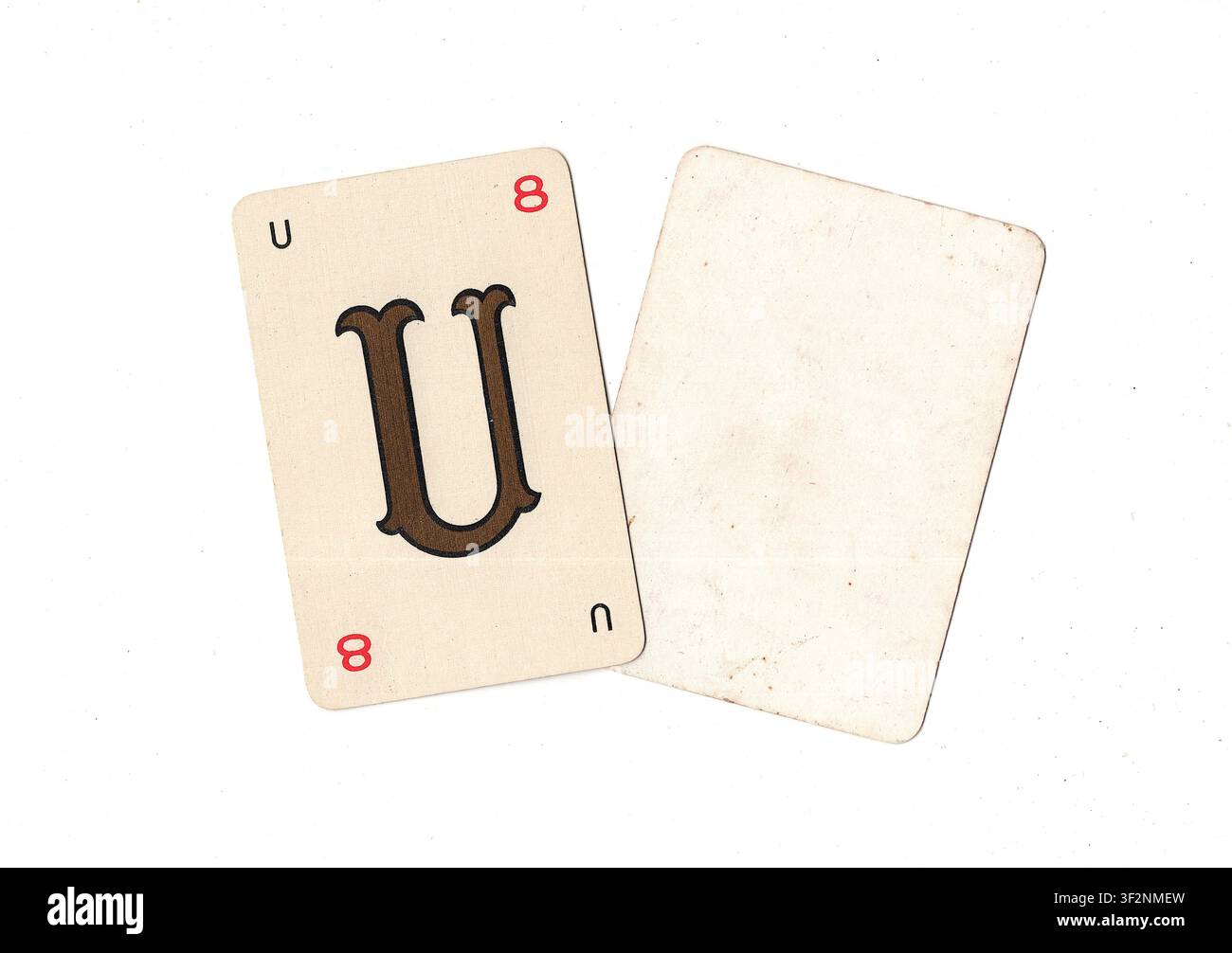 Una carta da gioco alfabeto vintage e una carta vuota con spazio per testo o copia, isolata su sfondo bianco. Foto Stock