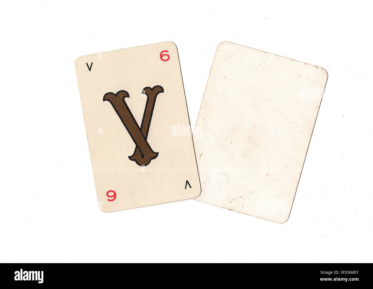 Una carta da gioco alfabeto vintage e una carta vuota con spazio per testo o copia, isolata su sfondo bianco. Foto Stock