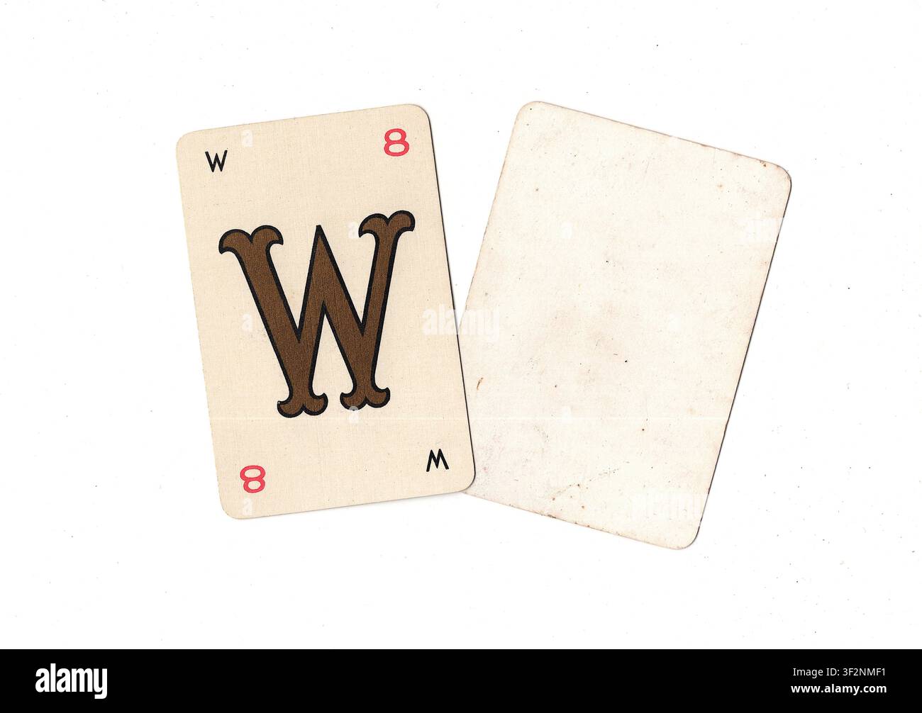 Una carta da gioco alfabeto vintage e una carta vuota con spazio per testo o copia, isolata su sfondo bianco. Foto Stock