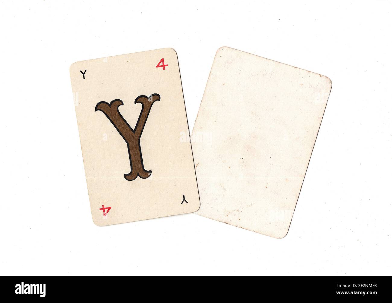 Una carta da gioco alfabeto vintage e una carta vuota con spazio per testo o copia, isolata su sfondo bianco. Foto Stock