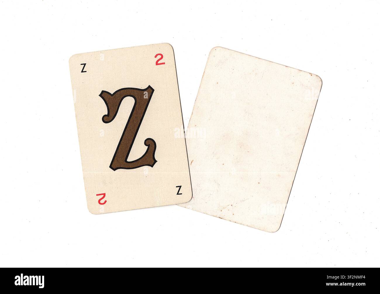 Una carta da gioco alfabeto vintage e una carta vuota con spazio per testo o copia, isolata su sfondo bianco. Foto Stock