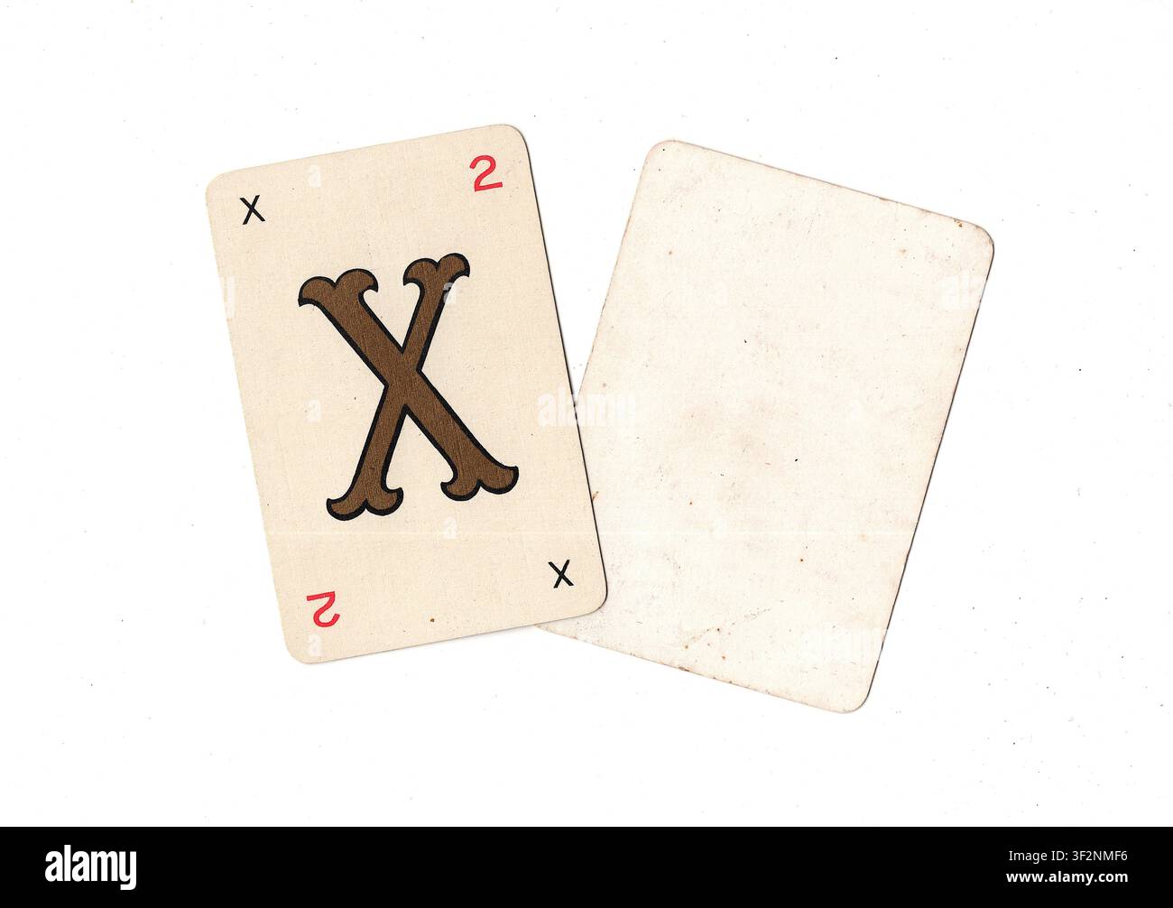 Una carta da gioco alfabeto vintage e una carta vuota con spazio per testo o copia, isolata su sfondo bianco. Foto Stock