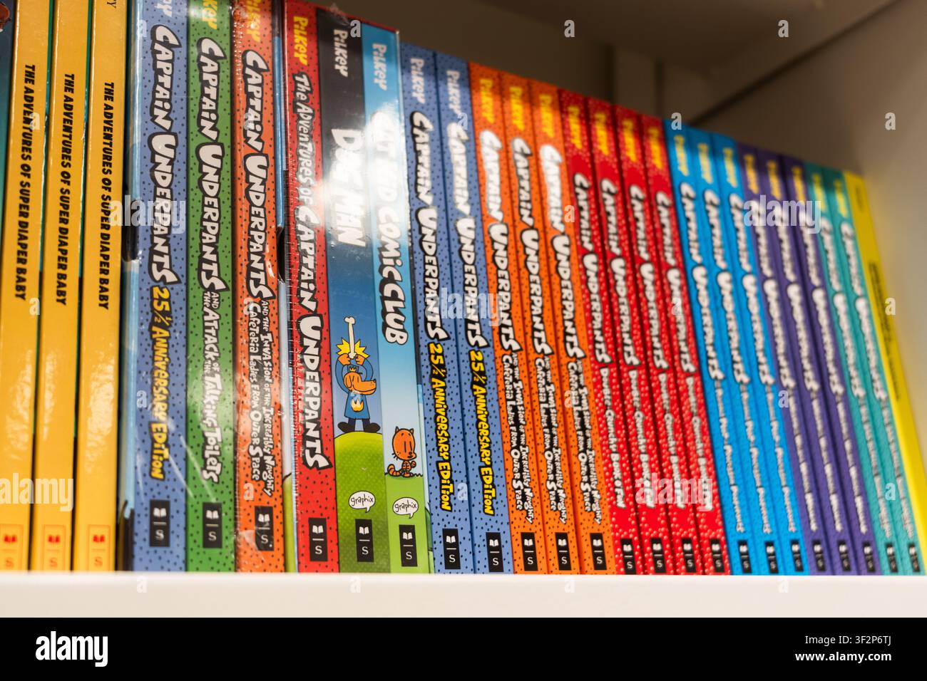 Toronto, Canada – 18 giugno 2026: Scaffale di libri di Captain Underpants e Dog Man in una libreria Foto Stock