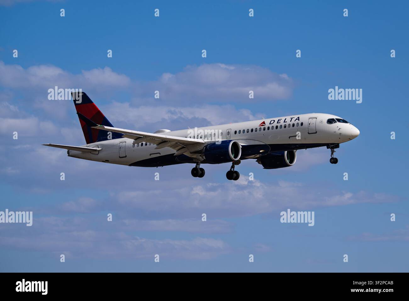 Aeroporto di Sky Harbor 4-26-2026 Phoenix, AZ USA Delta Airlines Airbus A220-300 N309DU arrivo sulla pista 26 dell'aeroporto internazionale di Sky Harbor di Phoenix Foto Stock