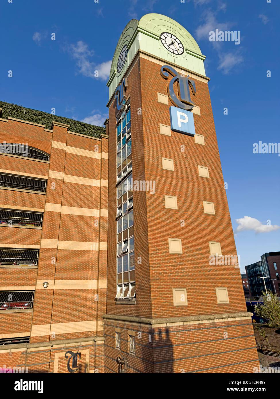 Torre del parcheggio a più piani Trinity Leeds nel centro città di Leeds, West Yorkshire, Inghilterra, Regno Unito. Foto Stock