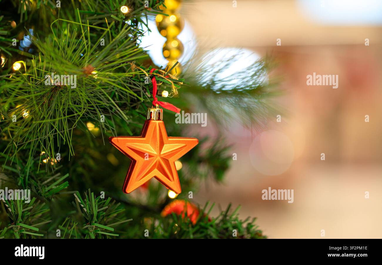 Decorazioni natalizie sull'albero con una stella dorata. Spazio per la copia. Foto Stock