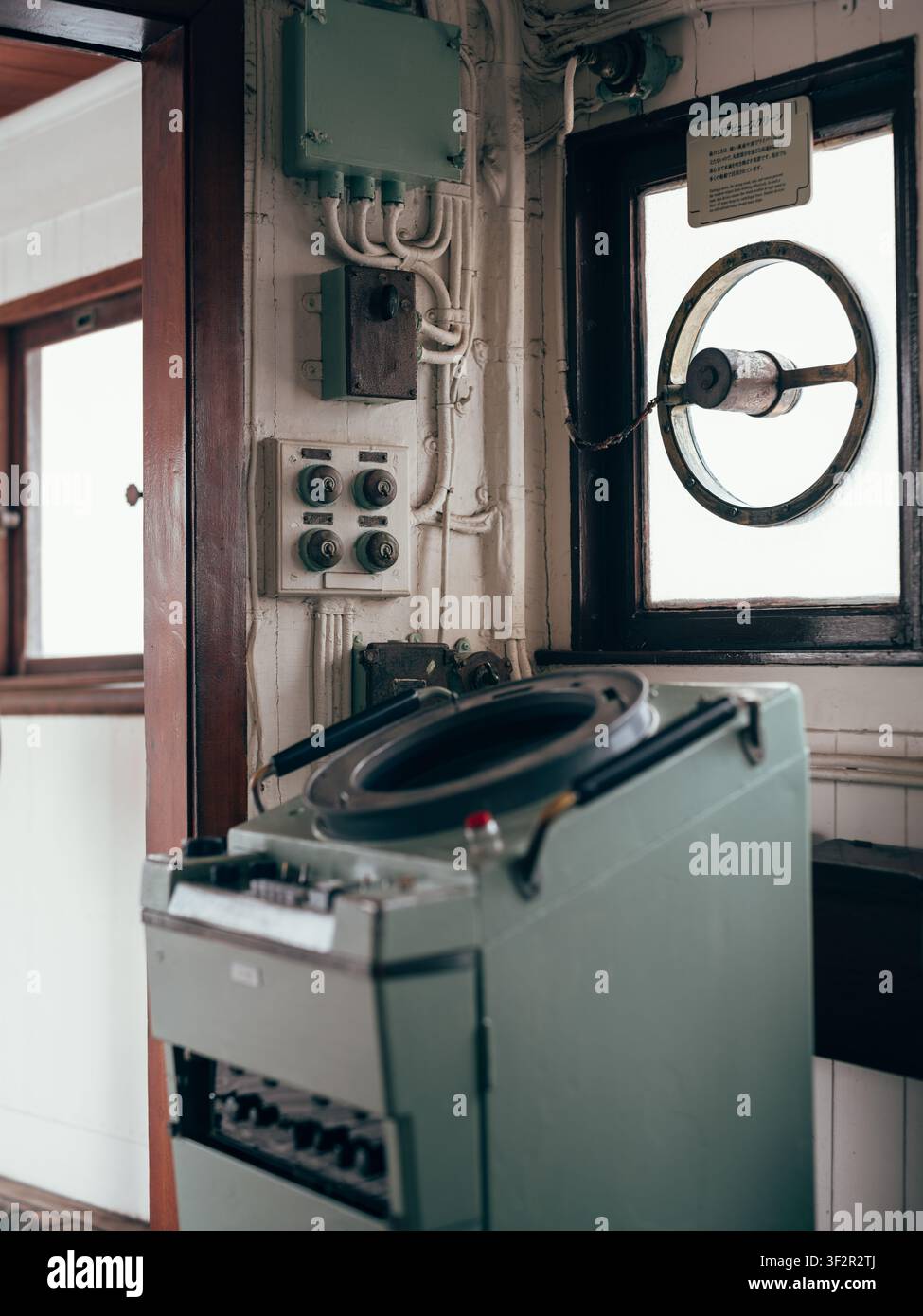 Attrezzature di navigazione e schermo di visualizzazione chiaro nella timoneria del transatlantico storico Hikawa Maru Foto Stock