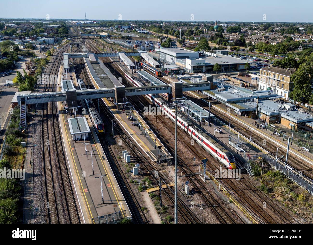Stazione ferroviaria di Peterborough, Cambridgeshire, Inghilterra, veduta aerea della frequentata stazione della East Coast Main Line con binari e treni Foto Stock