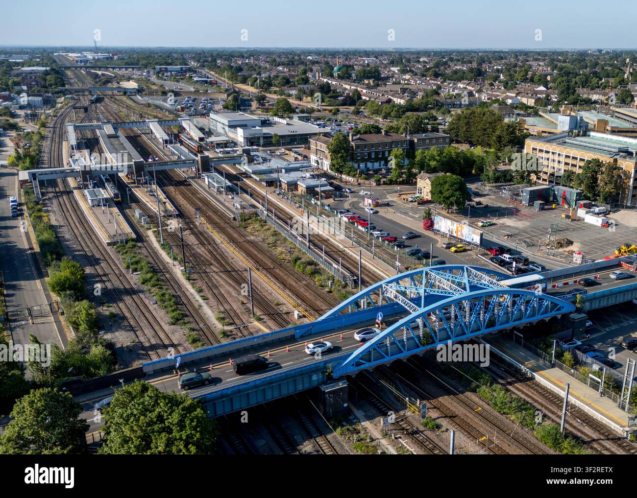 Stazione ferroviaria di Peterborough, Cambridgeshire, Inghilterra, veduta aerea della frequentata stazione della East Coast Main Line con binari e treni Foto Stock