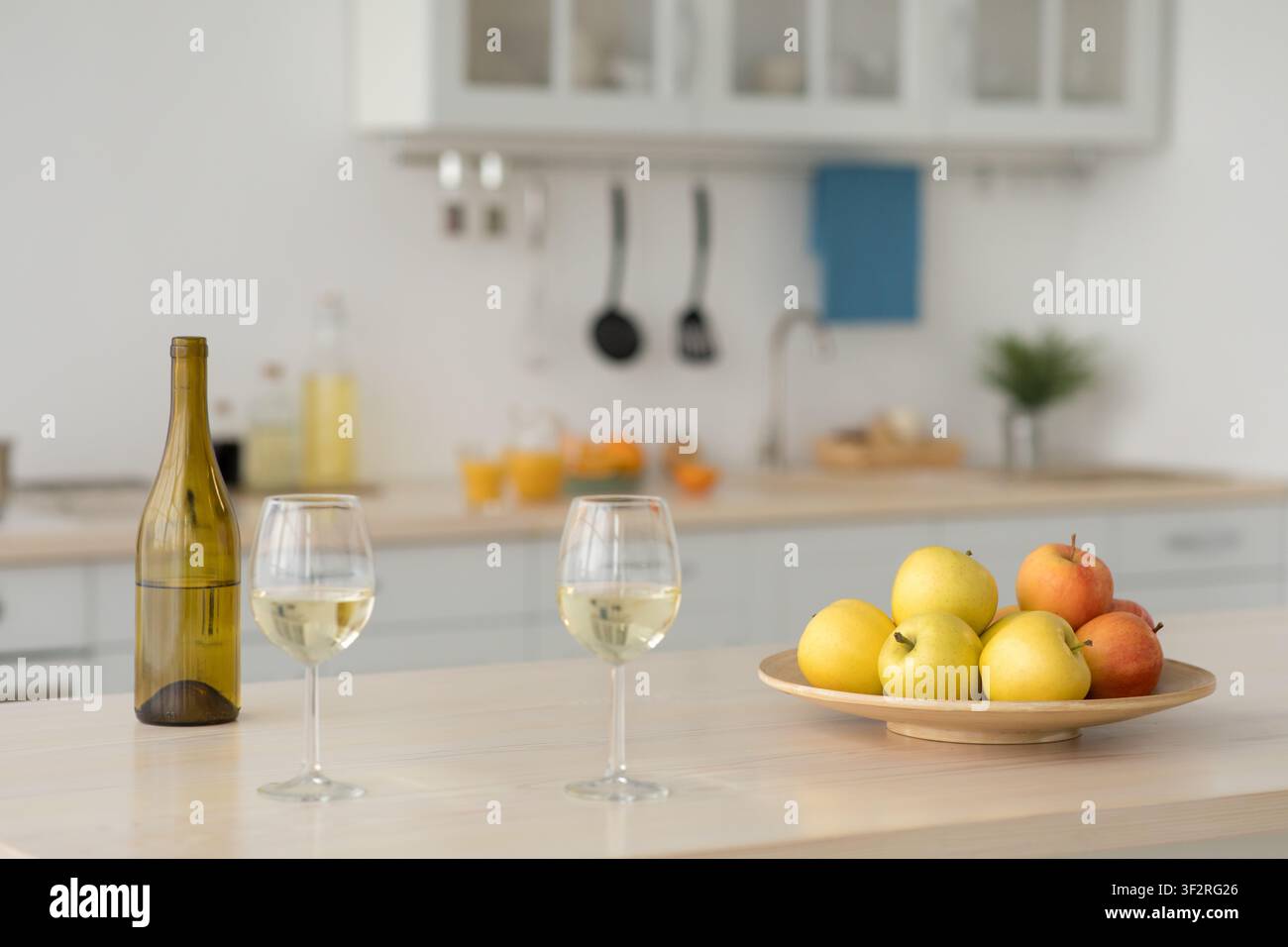 Verdure fresche sul tavolo da pranzo, proprietari di case preferisce cibo sano, prestito ipotecario nuovo appartamento studio Foto Stock