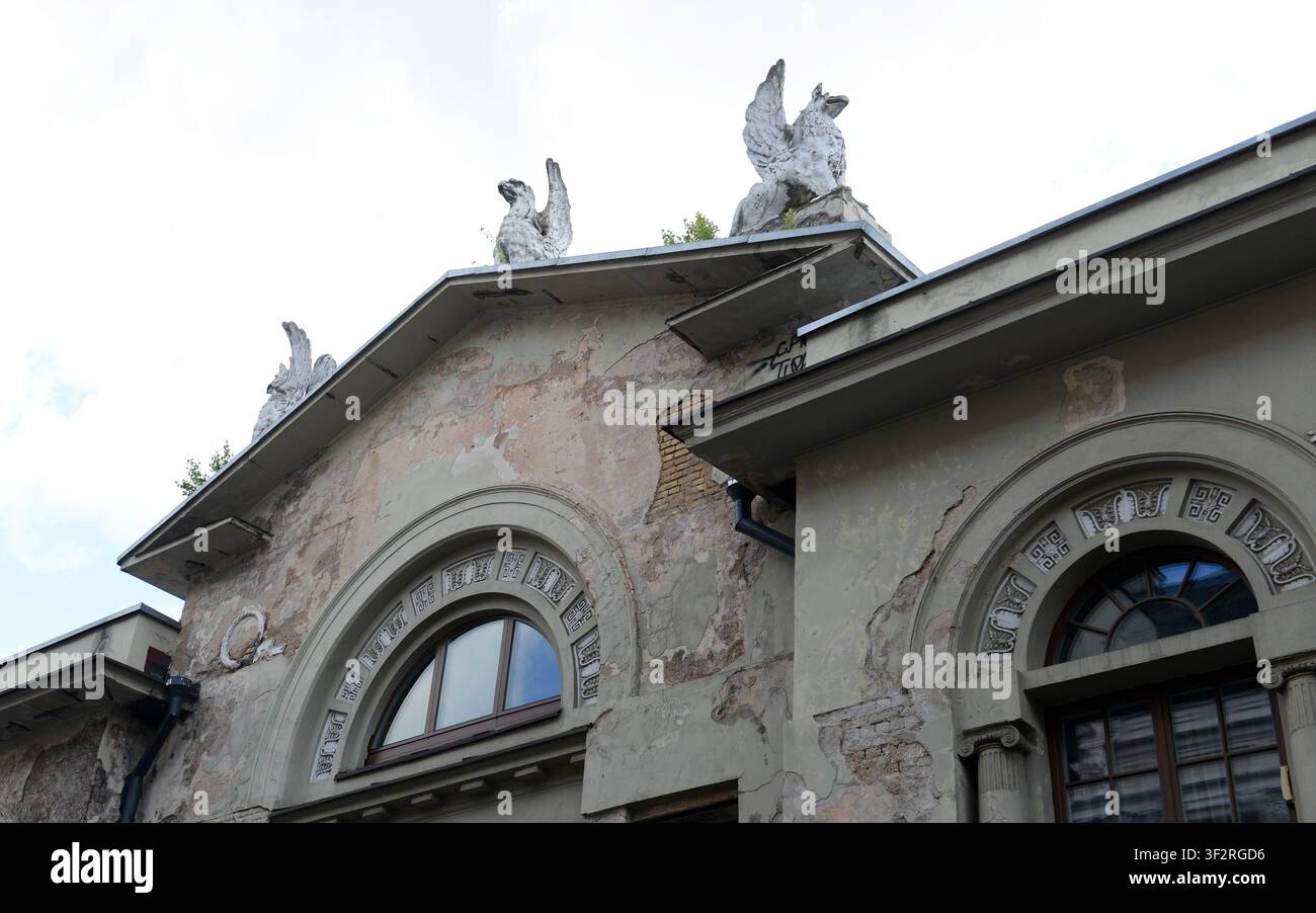 Leoni alati che decorano l'edificio della Società di Beneficenza in via Vilniaus a Vilnius, Lituania. Foto Stock