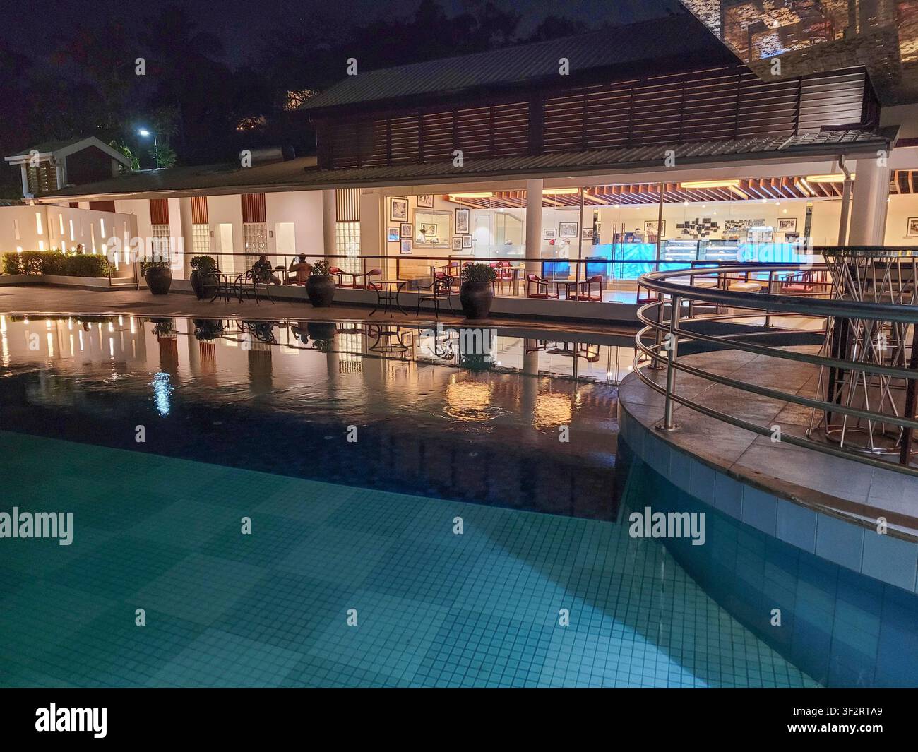Vista dell’hotel Airways con piscina illuminata di notte, Port Moresby, Papua Nuova Guinea, PNG Foto Stock