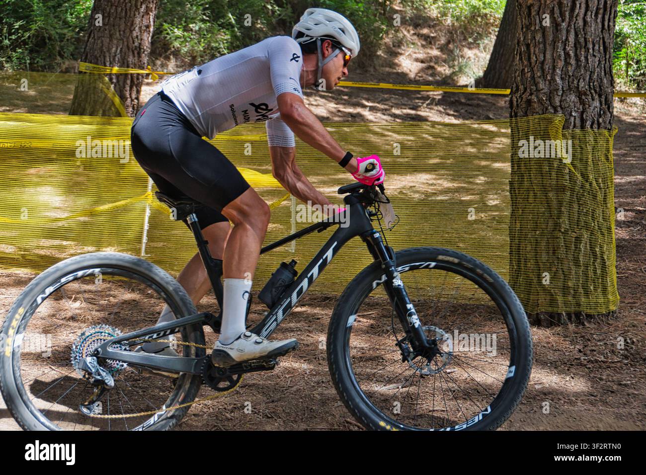 Arroyomolinos, Spagna - 19 luglio 2026: David Domingo Campos Motos, 3° nella categoria élite maschile, ai Campionati spagnoli di Mountain Bike XCO. Foto Stock