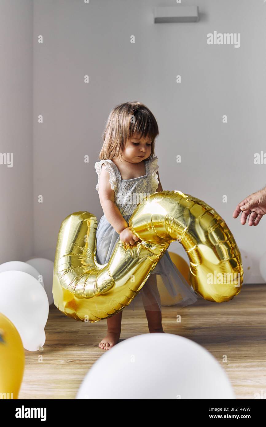 Bambino che gioca con un palloncino di compleanno Foto Stock