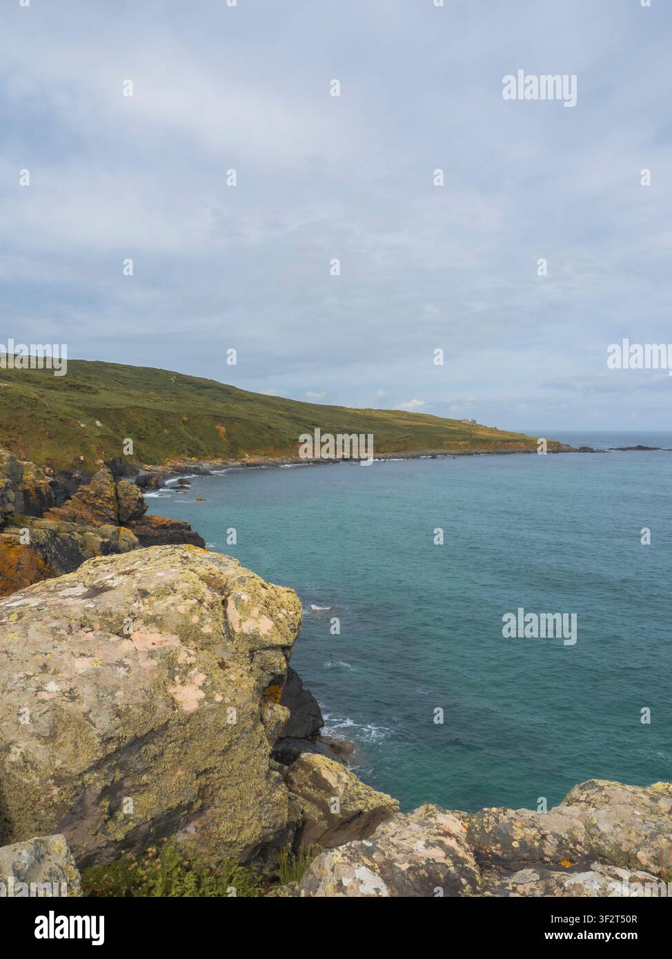 Giorno nuvoloso e costa rocciosa, St Ives, Cornovaglia, Regno Unito. Foto Stock