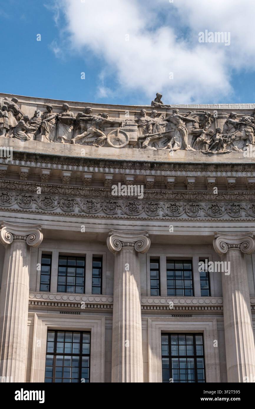 Il fregio sopra l'antico grande magazzino Liberty's su Regent Street, Londra. Realizzato nel 1925, mostra la ricchezza dell'Impero portata in Gran Bretagna Foto Stock