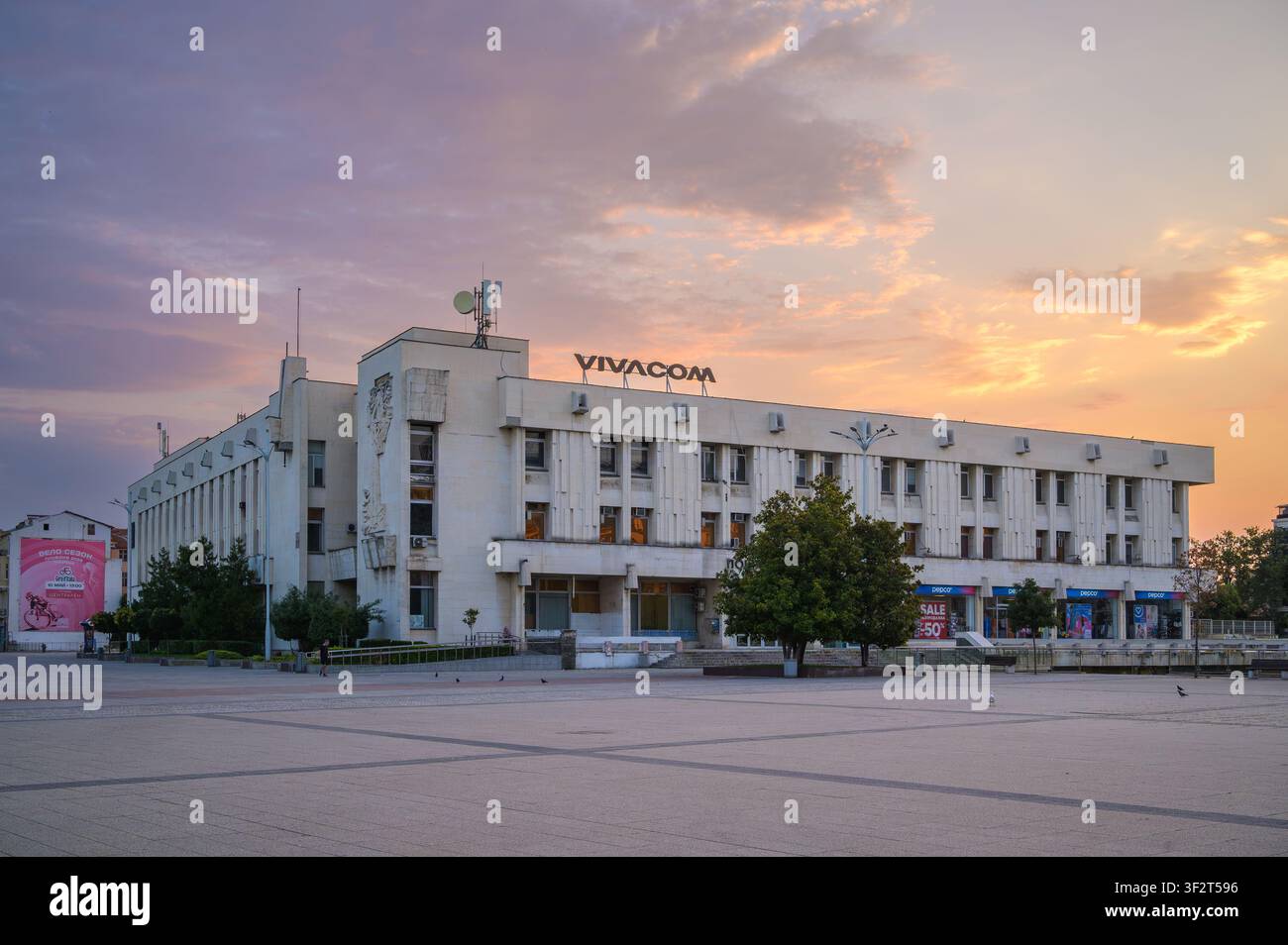 Plovdiv, Bulgaria – luglio 2026: ex edificio dell’ufficio postale centrale con uffici di Vivacom Foto Stock