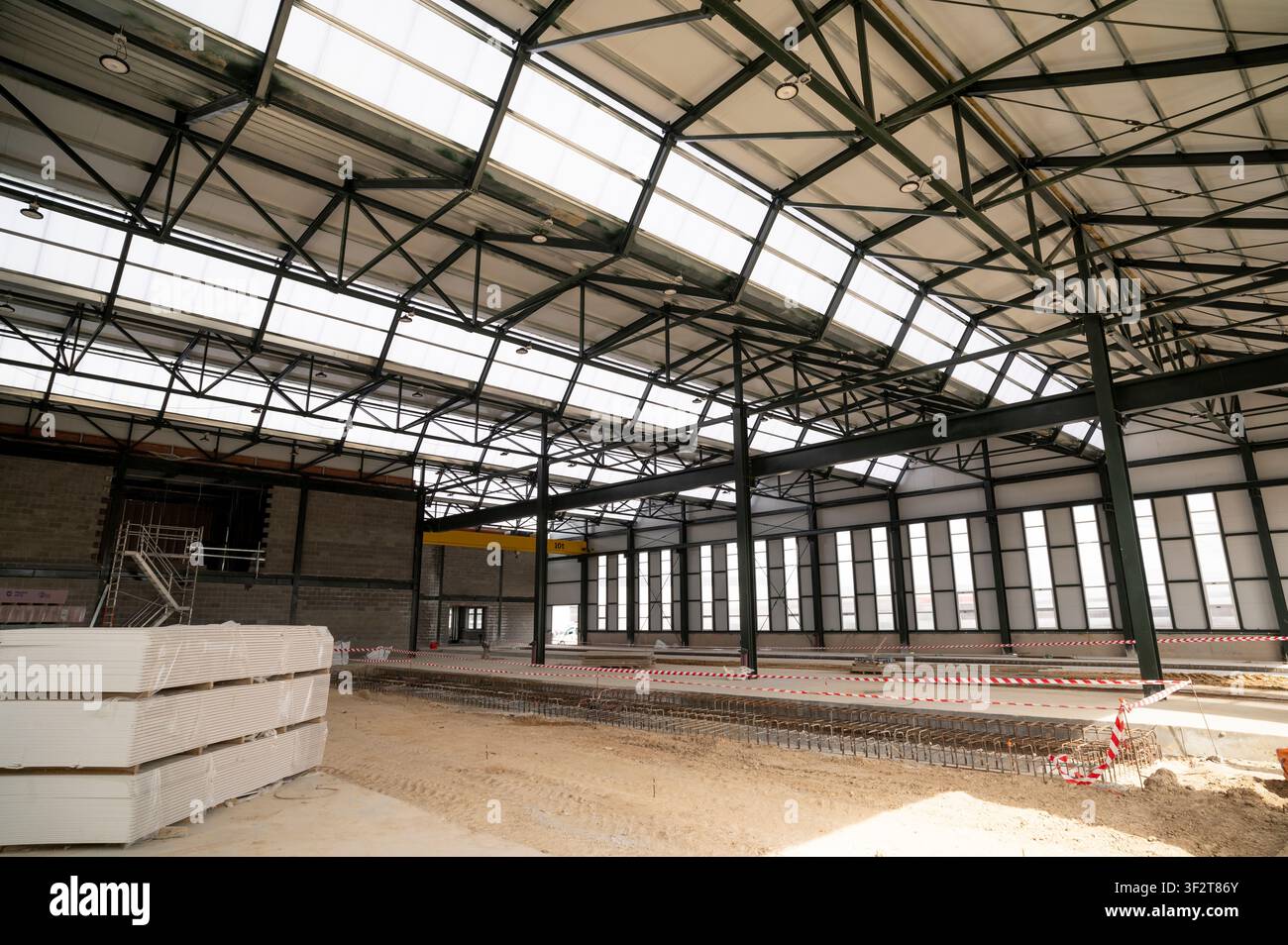 Interno di una grande officina industriale in costruzione Foto Stock