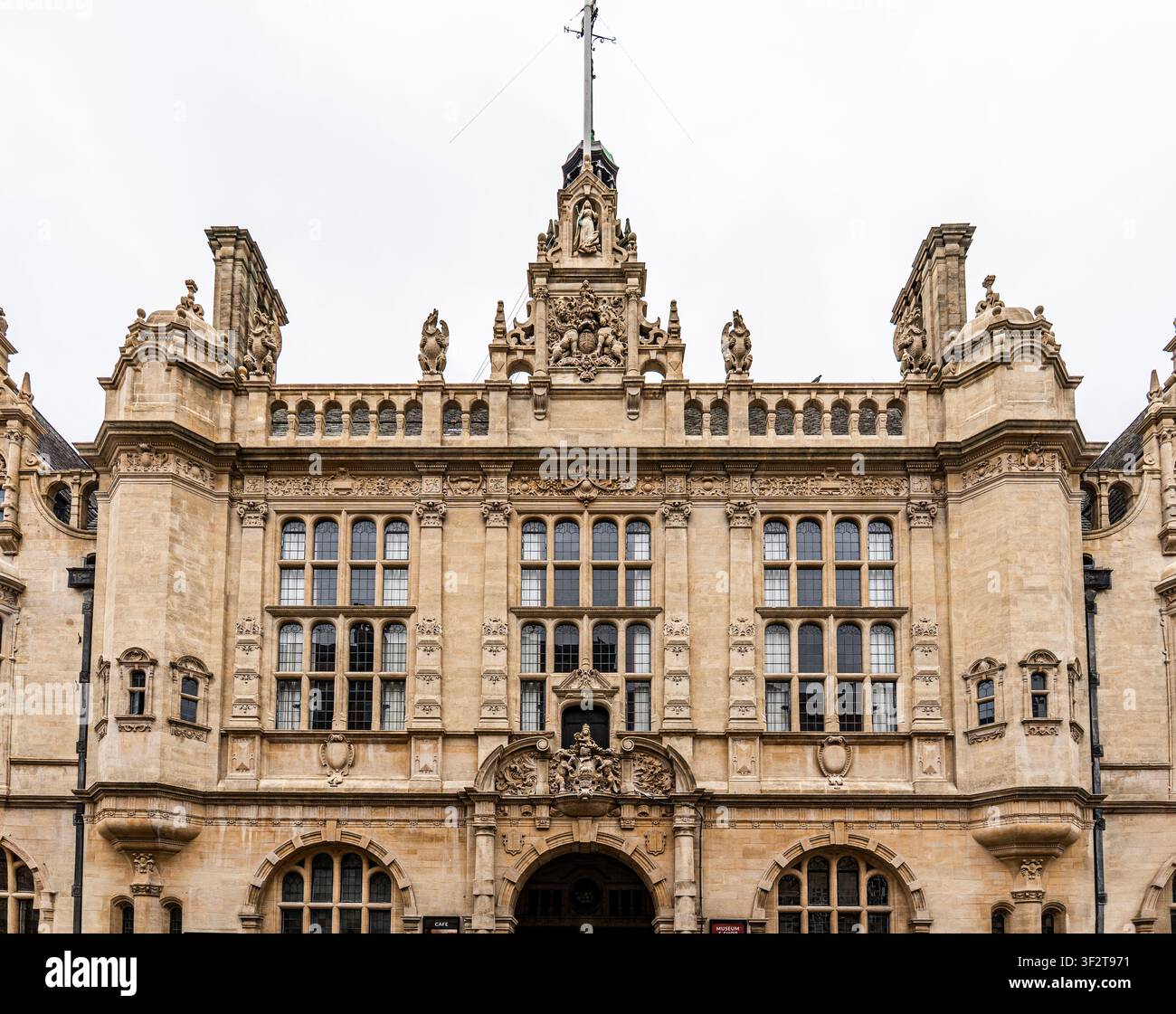 Facciata giacobina dell'Oxford Town Hall, St Aldate's, progettata da Henry Hare. Classificata di Grado II*; ospita il Consiglio Comunale di Oxford e il Museo di Oxford, Regno Unito Foto Stock